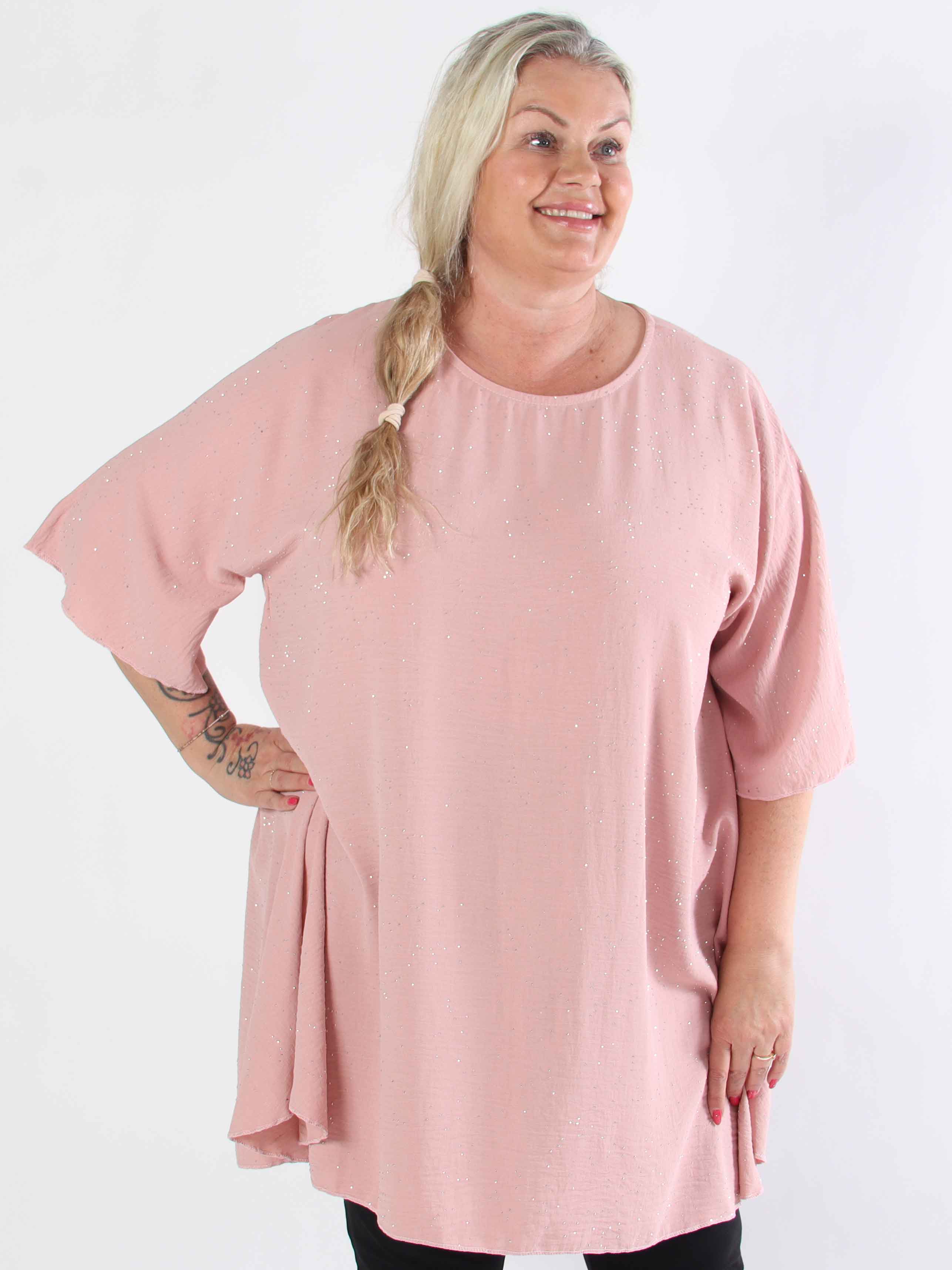 Johanne - Ensfarvet plus size kjole pyntet med similisten